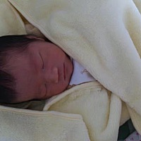 同母异父，图一是大儿子图二是小儿子，两兄弟还是挺像的