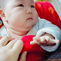 养个孩子真的太难了，没经验不会带！小孩子刚满月现在有点感冒一直哭闹！太累了！