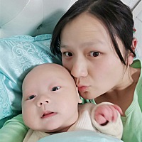 爸爸妈妈和宝宝！两个半月了，乖的时候很乖，哭的时候房子都差点震垮！酸甜苦辣，都逃不过一个“亲生的”！