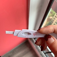 3月4号的末次月经 今天起来晨尿看到一条不明显灰印 求大神们看看到底中没中