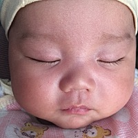 宝宝脸上有好多小痘痘一样的，是湿疹吗？但是不是很红 两个月宝宝脸上可以擦什么东西啊