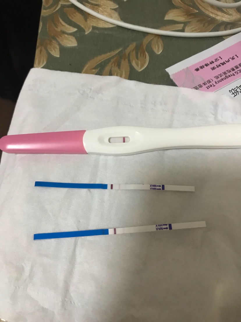 中间的是今天刚测的，右边的细的是昨天测的，不怎么明显，中间的今天测的稍微明显了，左边大的那个，就只能看出一条浅浅的，我就是3月6号姨妈走的，也就说说，这两天就该来了，还没有来，