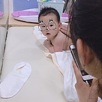 😂，宝贝越来越可爱了，比出生那会好看多了，欣慰，欣慰