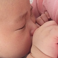 孩子睡着后。我愿意一直看他。越看越可爱。就想把它弄醒。一弄醒来我就后悔了。 我还愿意看他撇嘴。撇着...