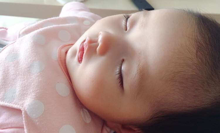 关于宝宝的皮肤
整个孕期我是都没有在忌口，我不是倡导所有妈妈都跟我一样不忌口，每个人身体不一样。我觉得宝宝皮肤多少跟我在孕期的一些坚持有关。
1、每天一颗奇异果还有苹果，这是固定的，偶尔吃下其他富含维生素C的水果，糖分高的水果尽量少吃避免妊娠糖尿病。2、每天睡前一定会喝鲜奶。