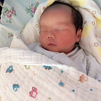 今天医生说我家宝宝生黄疸，要照蓝光！宝爸吓把宝宝送去照蓝光！有点想宝贝了！