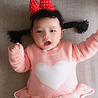 嘻嘻，新手宝妈超爱折腾我女儿，这个发带真的好搞笑，买它！！！夏天快来吧我们小裙裙备好了