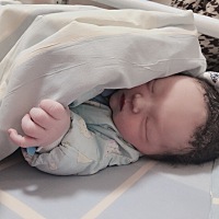 3.31号下午三点多破羊水，急忙去医院，凌晨4点开始宫缩，4.1日下午开到两指半打无痛，6:45分顺利出生，...