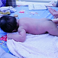 宝宝还有几天就满两个月了，现在睡觉跟喝奶的时间较为固定，应该是两天前吧，开始没有便便了，尿很多，...