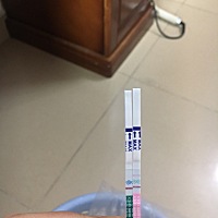 月经推迟第21天，排卵纸加深了，早早孕白板 有没有可能一个月排两次卵？ 我3月4号排过卵，现在排卵纸又...