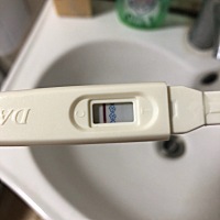 上个月9号来的姨妈，11号走的22号左右排卵，6号今早测试这样，很浅，各位帮忙看看是有了吗