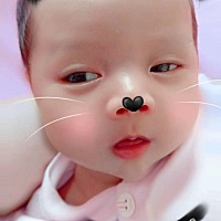 关于宝宝的双眼皮。有没有宝妈的宝宝跟我家的一样，刚睡醒睁开眼就是很明显的双眼皮，完全醒着的状态睁...