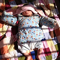 宝宝出生近半个月了，黄疸一直下不去，原先脸色黄，昨天发现眼白也黄，听说晒太阳能去黄疸，就是不知道...