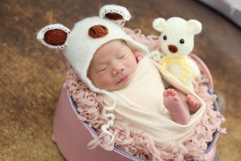 宝宝肚子有胀气，一吃奶就溢出来了，而且也吐奶，吐出来像豆腐渣，谁知道该怎么弄才好，请告诉我