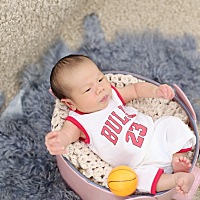 宝宝肚子有胀气，一吃奶就溢出来了，而且也吐奶，吐出来像豆腐渣，谁知道该怎么弄才好，请告诉我