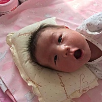 真快我们18天了 一直都想着是女儿 看吧那么多粉色  赶紧长大我们好换颜色 粉粉的还真像个小女孩 😂