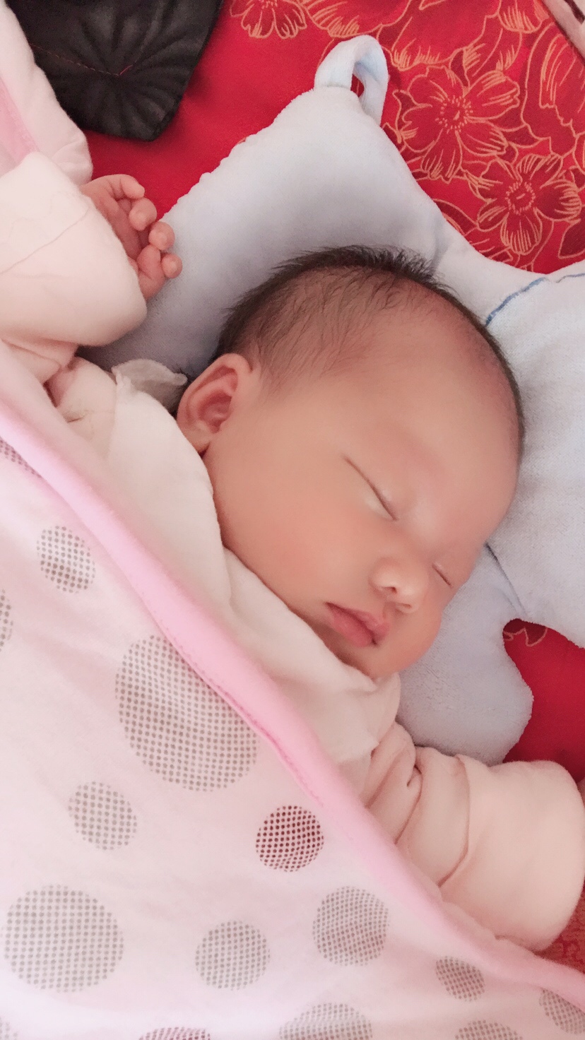 眼睛像爸，嘴巴像妈，鼻孔像爸，鼻尖像妈，脸型像爸，额头像妈，耳朵像爸，眉毛像妈😂