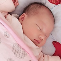 眼睛像爸，嘴巴像妈，鼻孔像爸，鼻尖像妈，脸型像爸，额头像妈，耳朵像爸，眉毛像妈😂