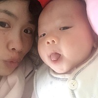 没事晒个娃，八十天了，就喜欢啃手，开始分人了，不要别人抱，顶多抱两分钟就要开始哭着找我，每天一个...