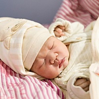 我们家宝宝就是不想出来，从见红到生一个星期，开始宫缩了又不规律，然后到了凌晨4点破水还是宫缩不给力...