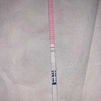 下午测还一条杠，这晚上六点半感觉低烧量下体温37°，拿着排卵试纸又测一遍，出来淡淡的红杠。希望好孕...