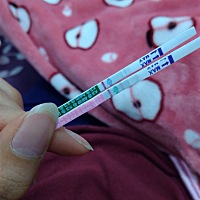 末次月经3.14   排卵试纸弱阳，早早孕白板，大伙说还有希望吗😭😭😭😭😭等得花都谢了