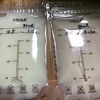 今天挤的两边母乳颜色不一样为什么？有遇到过这种情况的吗？左边刚挤出来的偏红色，后面正常了。