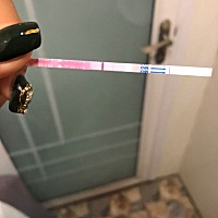 还有五天来月经，今早用排卵试纸测了一下，一深一浅什么意思？