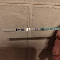 姐妹们谁能告诉我，我十七号来的月事，离下次月事还有七八天，缺测出两条，一条颜色很淡，会是怀孕吗，...