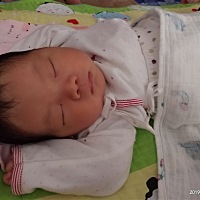 今天豆豆一个月了 越来越可爱 出月子体重143斤 原来体重128斤 慢慢减肥吧💪