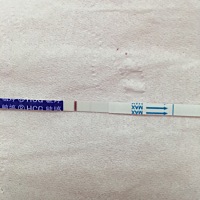 月经来之前还经常肚子痛，又有恶心的症状，这是生化妊娠，还是单纯的月经反应，那这测出来的浅粉是假阳...