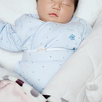 宝宝肚脐落了一个星期了，为什么还有血壳，不知道要不要紧，