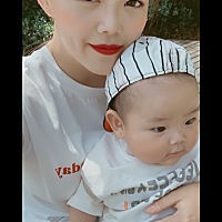 小玉米真的是超级怕热的宝宝，25度的天穿短袖还满头大汗，把楼下的阿姨都看惊呆了，“你家宝宝已经在过...