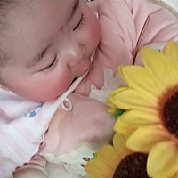 小宝4个月了 最近经常吐口水 两个小时喝150毫升奶粉 不太喝水 你们的宝宝也是这样吗？