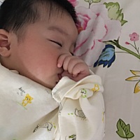 这可怎么办，现在睡觉都吸母乳了，还有几天就五个月了。。。