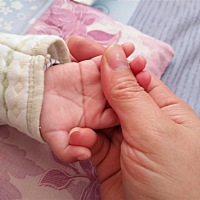 宝妈你们帮我看看我宝宝是不是只有右手是断掌还是左右手都是断掌