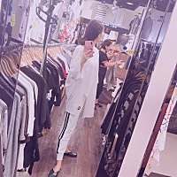 世界上最不值钱的就是感情，只有图感情的过的一塌胡涂，手机有电，包里有钱比什么都好，经历过一次生死...