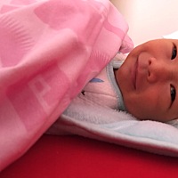 宝宝出生第十一天。。总是忘了床上多了一个他，懵圈～晚上迷迷糊糊起床抱着他喂奶，懵圈～捏着他的脸想...