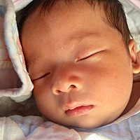 问一下宝妈们，我家宝宝眼睛那里起了个红点，耳朵也有，请问有宝妈知道这个是什么吗？谢谢谢谢