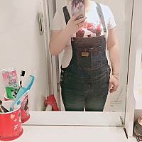 第一次穿背带裤，感觉还可以。怀孕了，肚子大了，穿裤子老往下面跑的不行，买个背带裤，穿着感觉肚子都...