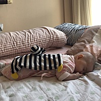 宝宝最近好爱趴着睡……