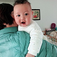 现在的孩子，天天要把头竖着起来，不竖起来，做骨头！