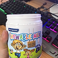 我家大的天天摸着个手机，眼睛都会坏。上次去给她买了瓶蓝莓护眼片，一家人在吃。变大眼美女！