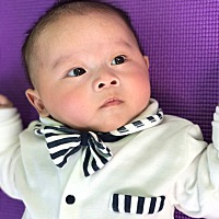 一个人带两娃，大宝对麻麻很好，喂奶喂奶粉都吃，给他玩具也会自己玩，是个让人省心的宝贝。小宝各种折...