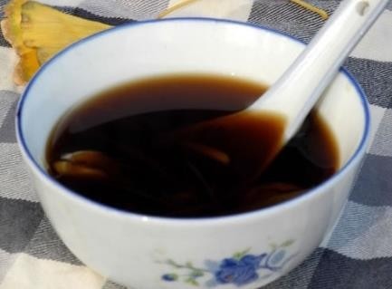 经期喝红糖水有用吗
　红糖性味温润，味甘甜，入肝脾经。具有益气、助脾化食、补血化瘀等功效，还兼具散寒止痛作用。所以，女性因受寒、瘀血所致的行经不利、痛经、月经暗红兼腹冷痛等症，喝些红糖水常能起到治疗和缓解作用。
下面让我们来细数红糖的用法：
月经不调的生活调理
一、月经过多
　　1、黑木耳30g，红枣20枚，红糖20g。三味共煮汤服食。月经期每日1次，空腹食，连服1周。
　　2、桂圆、红枣各6枚，红糖15g。四味水煎服，每日1剂，连服5剂。最适于血虚月经过多。
二、月经先期
　　1、黑豆30g，党参10g，红糖30g。三味加水共煎汤，月经前饮服，每日1剂。适于气虚之月经先期。
三、痛经
　　1、桂皮10g，山楂肉15g，红糖40g。三味共水煎后，分2次于月经来前服。适于经行不畅，下腹冷痛。
　　2、韭菜300g，红糖80g。将韭菜洗净，捣烂绞汁，加入红糖煮沸后饮服。每日2次，每次服后俯卧15分钟左右。适于一般痛经。
　　3、焦山楂、红糖各50g。将焦山楂去核研细末，加红糖后开水冲服。适于痛经，对产后腹痛、恶露不尽属血瘀者也有效。
四，月经后期
　　2、黑豆100g，苏木10g，红糖适量。三味加水炖至黑豆熟烂，去苏木，加入适量黄酒饮汤食豆，每日1剂，分2次服食。适于一般月经后期。
六、闭经
　　1、红花15g，黑豆250g，红糖120g。三味水煎服，去红花后，食豆饮汤，每日1剂。适于血亏有瘀闭经。
　　2、益母草25g，月季花15g，红糖50g。煎二味加水煎，去渣取汁，冲入红糖后饮服，每日1剂。对气滞血瘀经闭有效。
　　3、川芎8g，鸡蛋2个，红糖50g。先煎川芎，去渣取汁，将鸡蛋打碎，和红糖一起加入药液中，搅匀，上锅蒸熟后服食，每日1剂，连服1周。对血亏血瘀闭经有效。
　　4、红糖60g，大枣60g，老姜15g，水煎代茶饮，连用至经来为止。主要对虚寒经闭效佳。
为什么喝红糖水对月经好？
　　咱们都学过生物，卵子没有形成胚胎的时候就开始刺激子宫膜，形成一种膜，它这个血就在里面。到了一定的周期，这时候子宫膜破裂了。肚子疼是因为这个膜碰到子宫的一种爆裂行为，如果气血虚，爆裂得不痛快，肚子就会疼好几天。喝红糖水就是给它一个理由，让它爆裂得迅速一点。