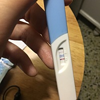 月经延迟4天了，这几天小腹都有胀痛感。今天早上测了之后一条，过多一会看还有一条浅色的，各位可爱的小...