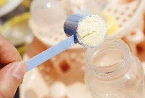 🎀1个月
每次奶量：60-90ml
喂养频率：3-4小时喂一次
喂养次数：一天喂8-10次
可以通过大小便来判断，吃饱的宝宝尿布24小时湿6次及6次以上，大便软呈金黄色、糊状，每天2-4次



🎀2个月
每次奶量：80-100ml
喂养频率：3-4小时喂一次
喂养次数：一天喂6-7次
宝宝会调节自己的摄入量，所以奶量的摄入不是固定不变的，在喂养中出现分心时，说明吃饱了，若还不停吮吸奶瓶，可能他还没吃饱。