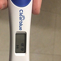 昨天早上用可丽蓝测出怀孕2-3周，今天早上又测了一下，显示怀孕了，但最近偶尔会感到小腹痛，和要来姨妈...
