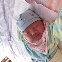 宝宝白天跟上半夜睡得很安稳很香，下半夜吵闹哭落地醒，哄不好的那种，半夜吃完奶能安静半小时  睡着哼...