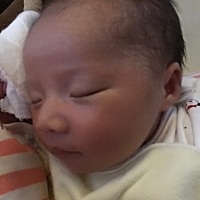 果然自己的宝贝怎么看都好看，今天小恩恩12天啦，侧脸也是美到不行😍卖萌撅嘴也是可爱到不行😍逗比...